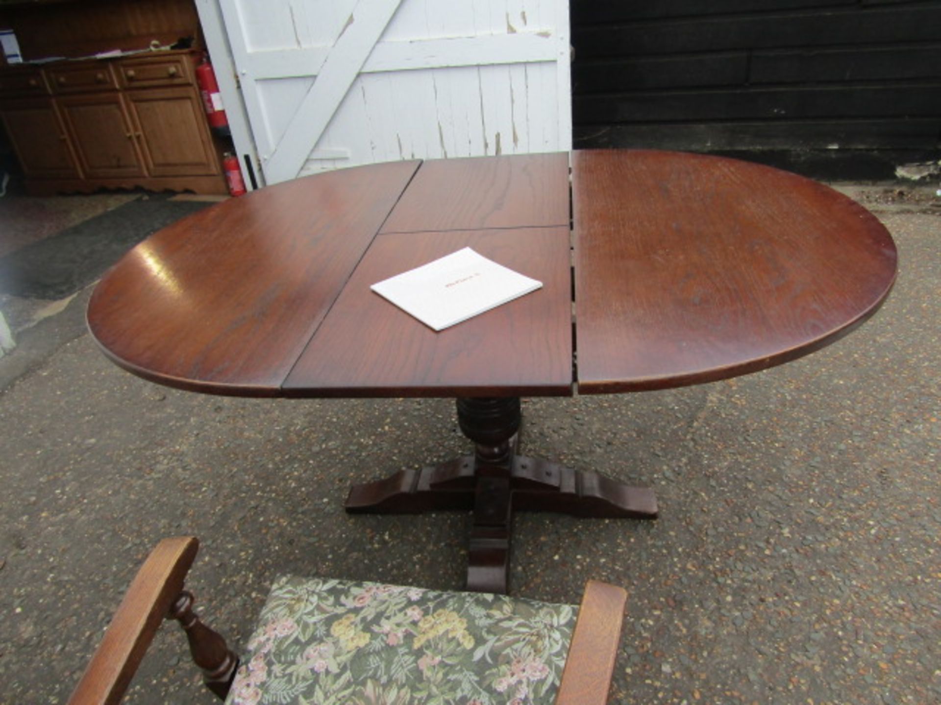 Old Charm extending round table and 4 upholstered chairs- 2 carvers 115cm dia - Image 7 of 7