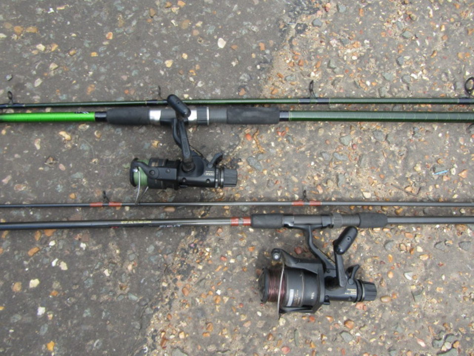 2 carbon fishing rods with reels