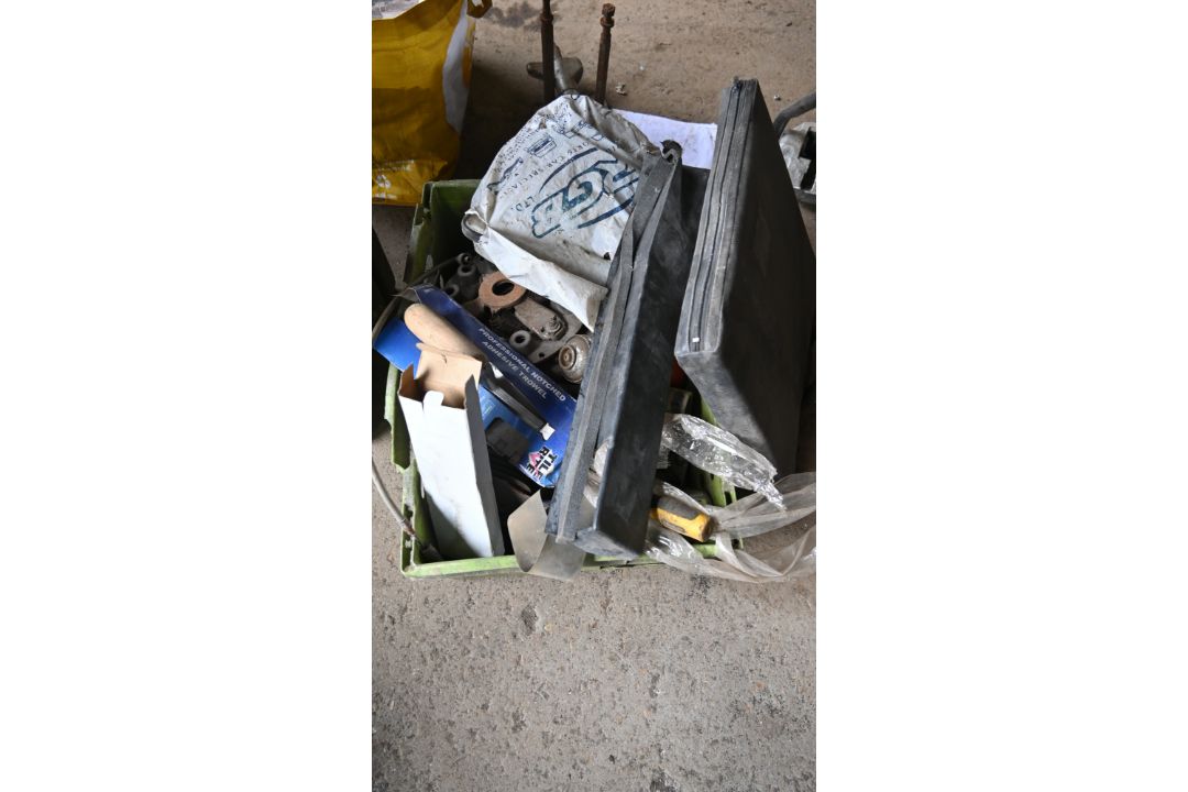 Box of assorted sundries