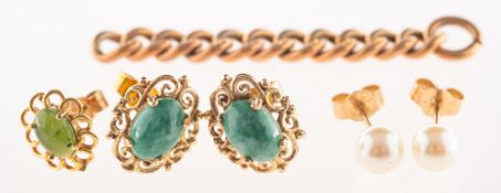 A small mixed group of jewellery, including a pair of 9ct gold stud earrings,