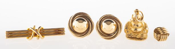 A mixed group of jewellery, including an opening Buddha charm/pendant, partial UK hallmark for 375,