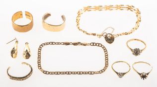 A mixed group of jewellery items, including a 9ct gold anchor link bracelet,