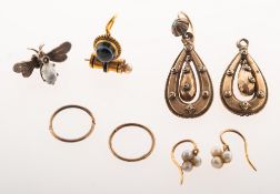 A small mixed group of jewellery, including a pair of hook fitting earrings,