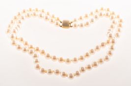 A double row of freshwater cultured pearls, two strings of uniform knotted pearls, pearls approx. 8.