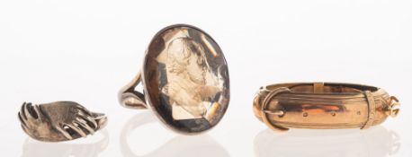 A mixed group of jewellery, including a 9ct gold ring, claw set with four circular-cut emeralds,