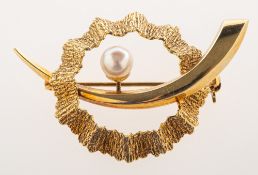 A cultured pearl brooch,