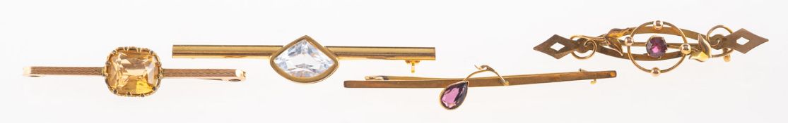 A group of four brooches, a 9ct gold bar brooch,