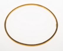 A plain flat edged bangle, marked 750, inner diameter approx. 6.4cm, 5.4grams.