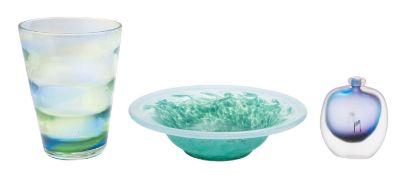 Three pieces of contemporary glass, comprising a Whitefriars optically ribbed vase,