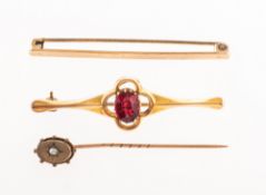 A small collection of jewellery, including a 9ct gold plain bar brooch, UK hallmark to verso,