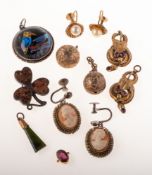 A mixed collection of antique and vintage jewellery items,