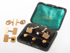 A mixed collection of jewellery, including a boxed set of three dress studs with foliate carving,