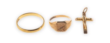 A small collection of jewellery, including a 22ct gold wedding band, UK hallmark, size P to P1/2,
