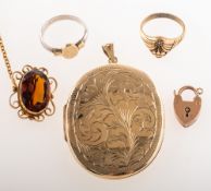 A small collection of jewellery,