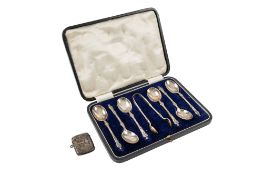 A George V cased set of six silver tea/ coffee spoons & matching sugar tongs,