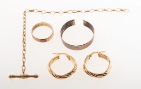 A mixed collection of jewellery items, including a pair of 9ct gold twisted hoop earrings,