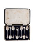 A George V cased set of six silver Trefid teaspoons & matching sugar tongs, with reeded rattails,