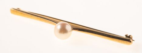 A 9ct gold pearl brooch, the bar set centrally with a single cultured pearl, pearl approx. 7.