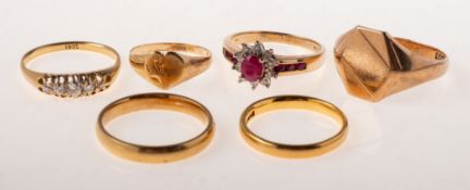 A mixed collection of six rings of varied design, including a 22ct gold wedding band, UK hallmark,