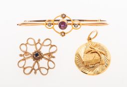 A small collection of jewellery, including a 15ct gold brooch with an openwork circular design,