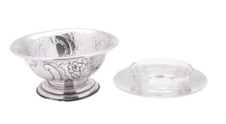 An Edwardian silver sugar bowl, circular form, with chased decoration and on a spreading foot,