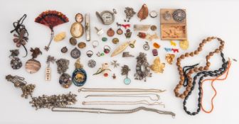 A small parcel of various costume jewellery, including two oval cameo brooches,