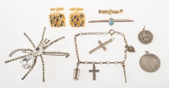 A small mixed collection of jewellery, including a bar brooch,