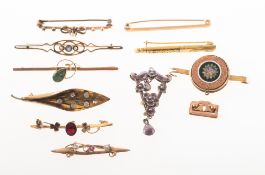 A mixed collection of vintage and antique jewellery, mainly brooches,
