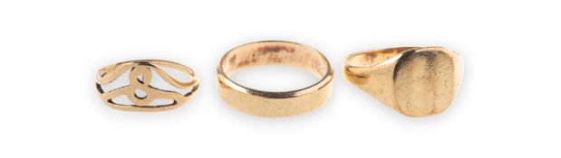 Three varied design rings, including a 9ct gold bevelled edge wedding band, UK hallmark, size T1/2,
