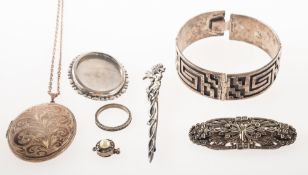 A mixed collection of jewellery, including a Mexican made articulated panel bracelet,