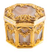 A GEORGE III ENAMEL AGATE AND YELLOW METAL MOUNTED PATCH BOX CIRCA 1760 octagonal,