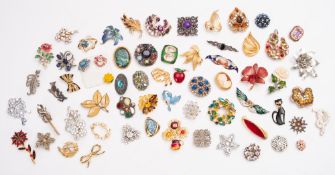A collection of early 20th Century and later silver, white metal and yellow metal brooches.