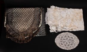 A mixed collection of early 20th Century and later linen and lace.