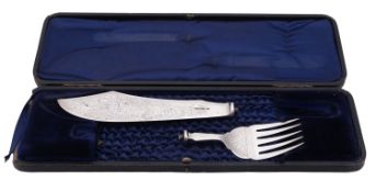 An Edwardian cased pair of silver fish servers