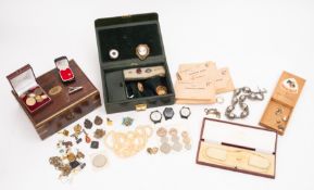 A quantity of costume jewellery, to incl