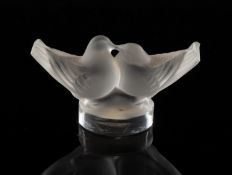 A Lalique Cristal figure Deux Colombes, 7cm long, diamond point etched Lalique France.