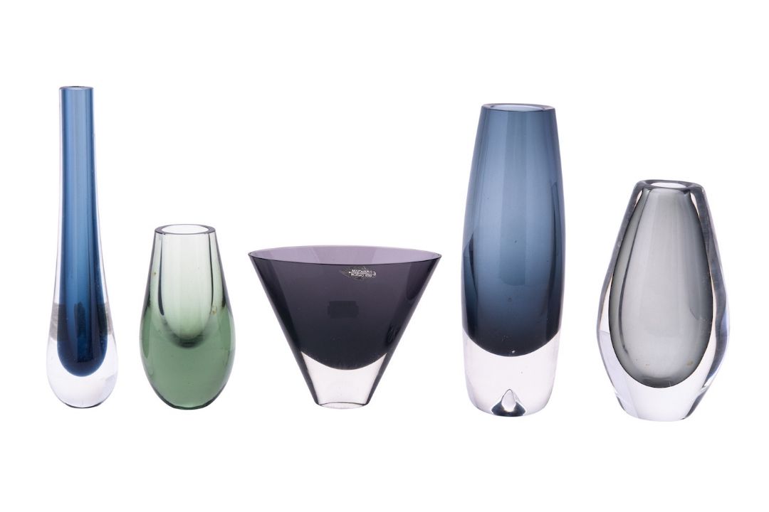 A mixed group of art glass comprising two shallow Murano bowls with gold inclusions, - Image 2 of 2
