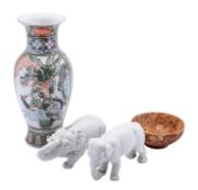 Four pieces of Chinese porcelain compris