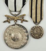 Hohenzollern: Fürstlich Hohenzollernscher Hausorden, Silberne Ehrenmedaille mit Schwertern.