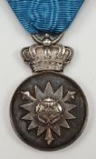 Schaumburg-Lippe: Silberne Verdienstmedaille, am blauen Bande für männliche Dienstboten.