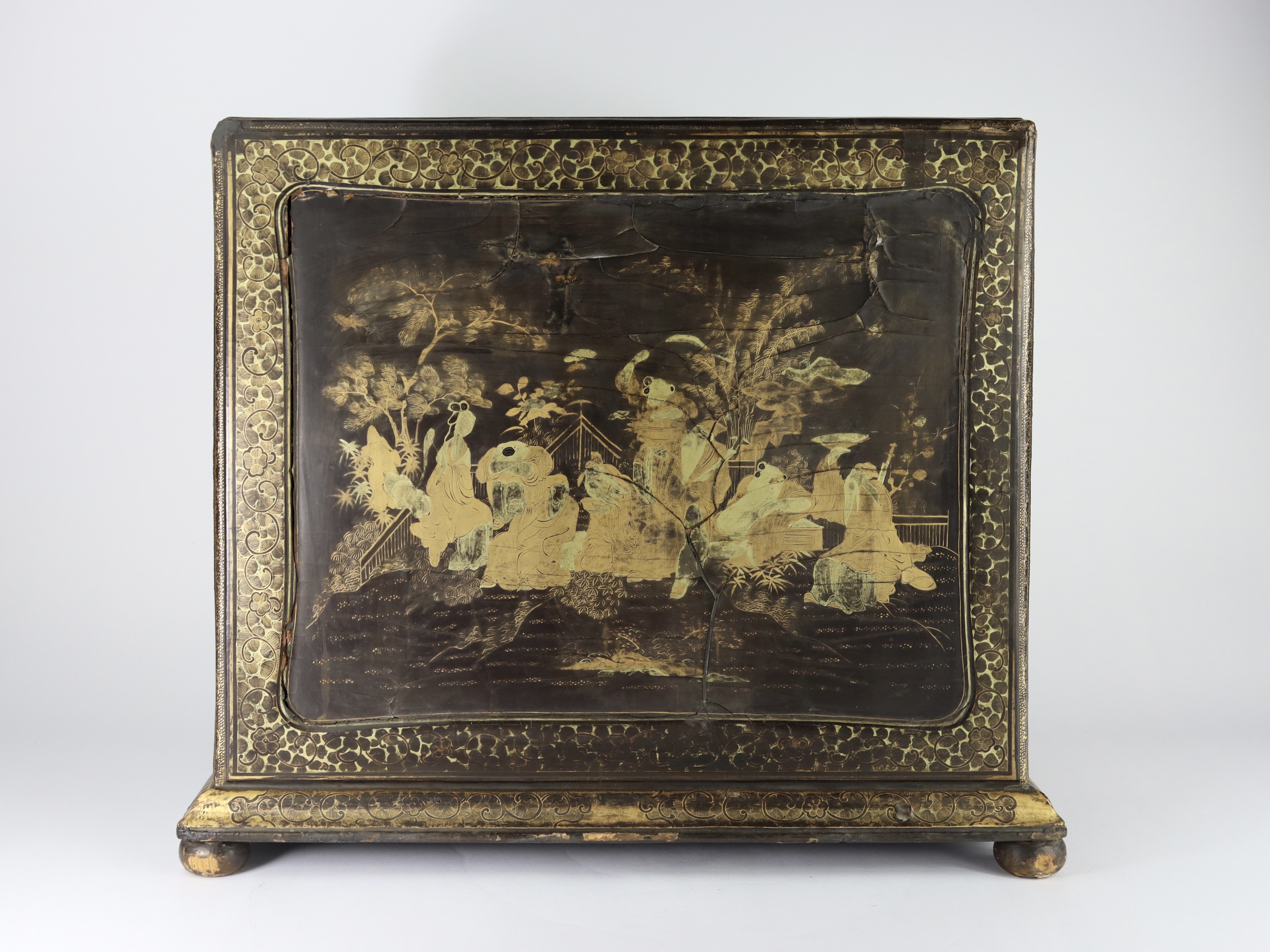 An Attractive Chinese Export Gilt Lacquer Table Cabinet, early 19th century - Image 9 of 10