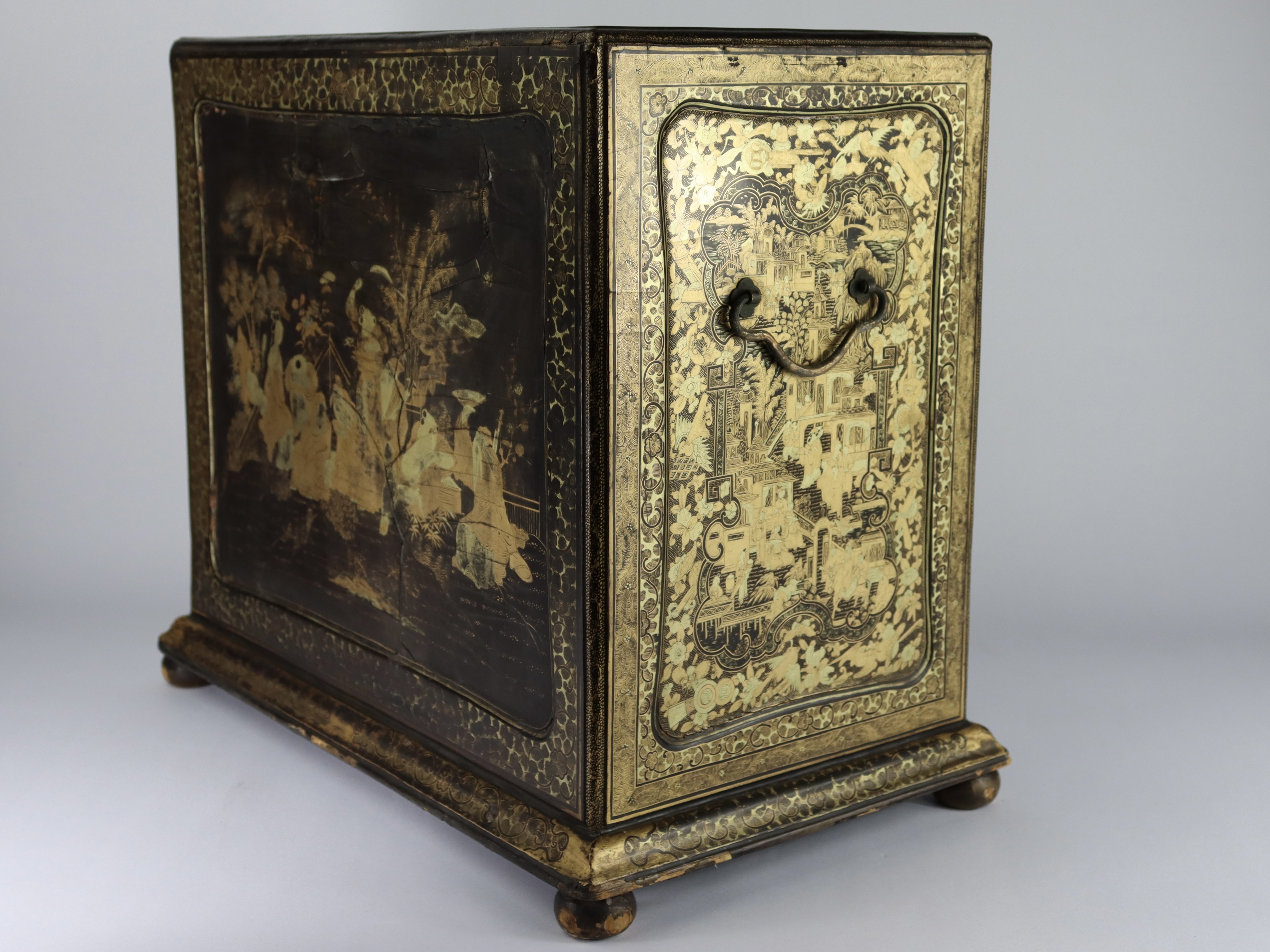 An Attractive Chinese Export Gilt Lacquer Table Cabinet, early 19th century - Image 10 of 10