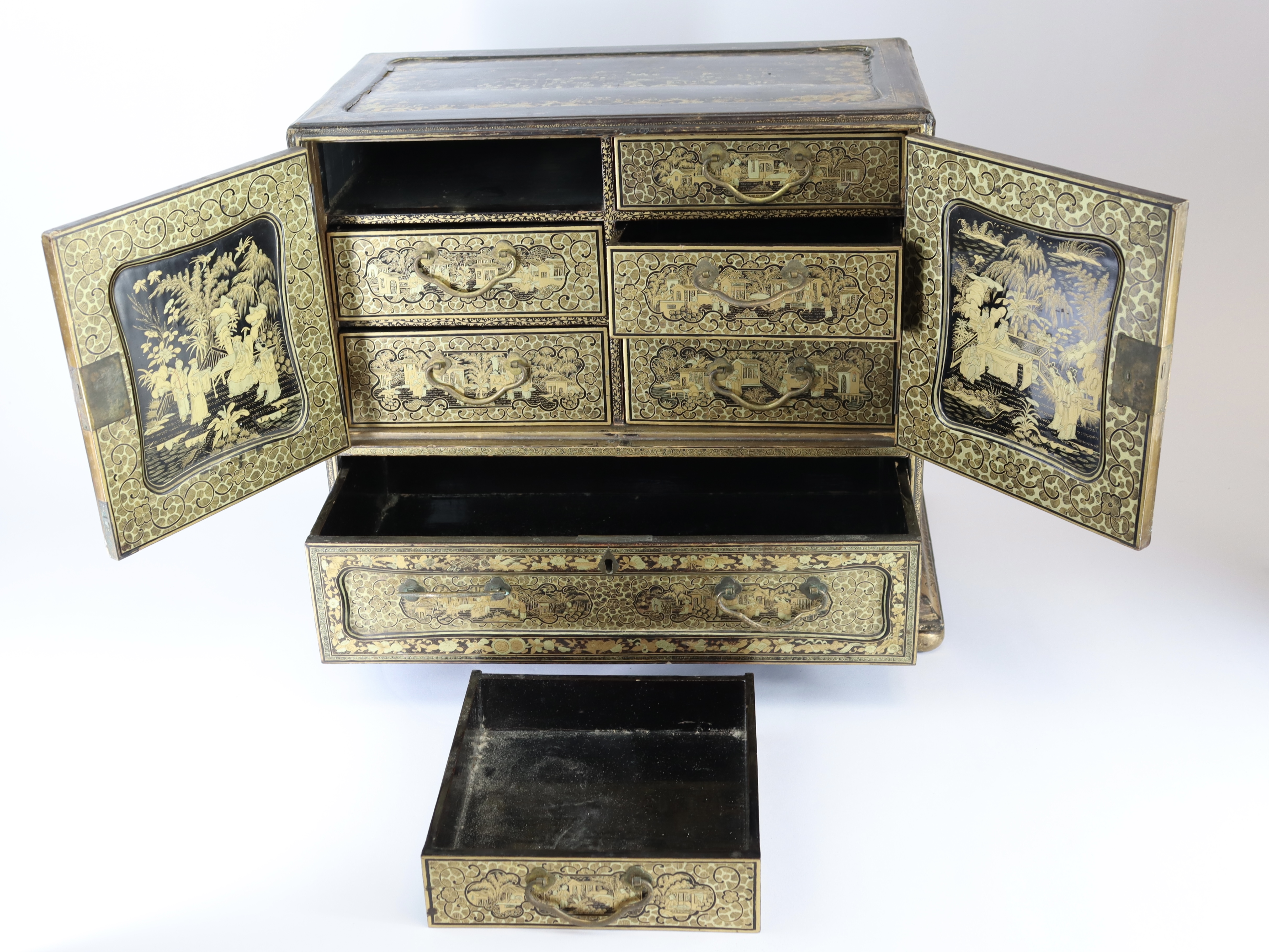 An Attractive Chinese Export Gilt Lacquer Table Cabinet, early 19th century - Image 7 of 10