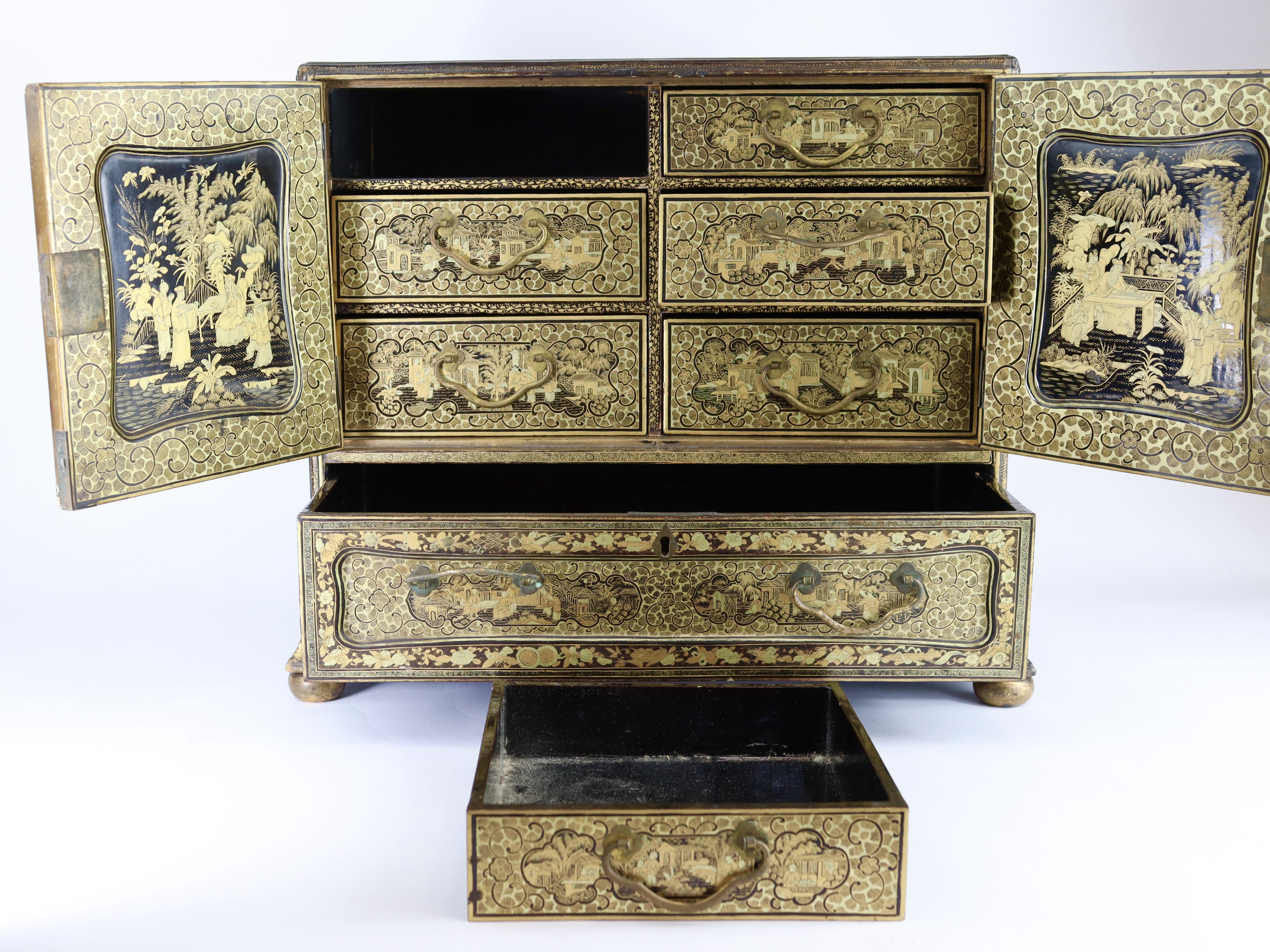 An Attractive Chinese Export Gilt Lacquer Table Cabinet, early 19th century - Image 6 of 10