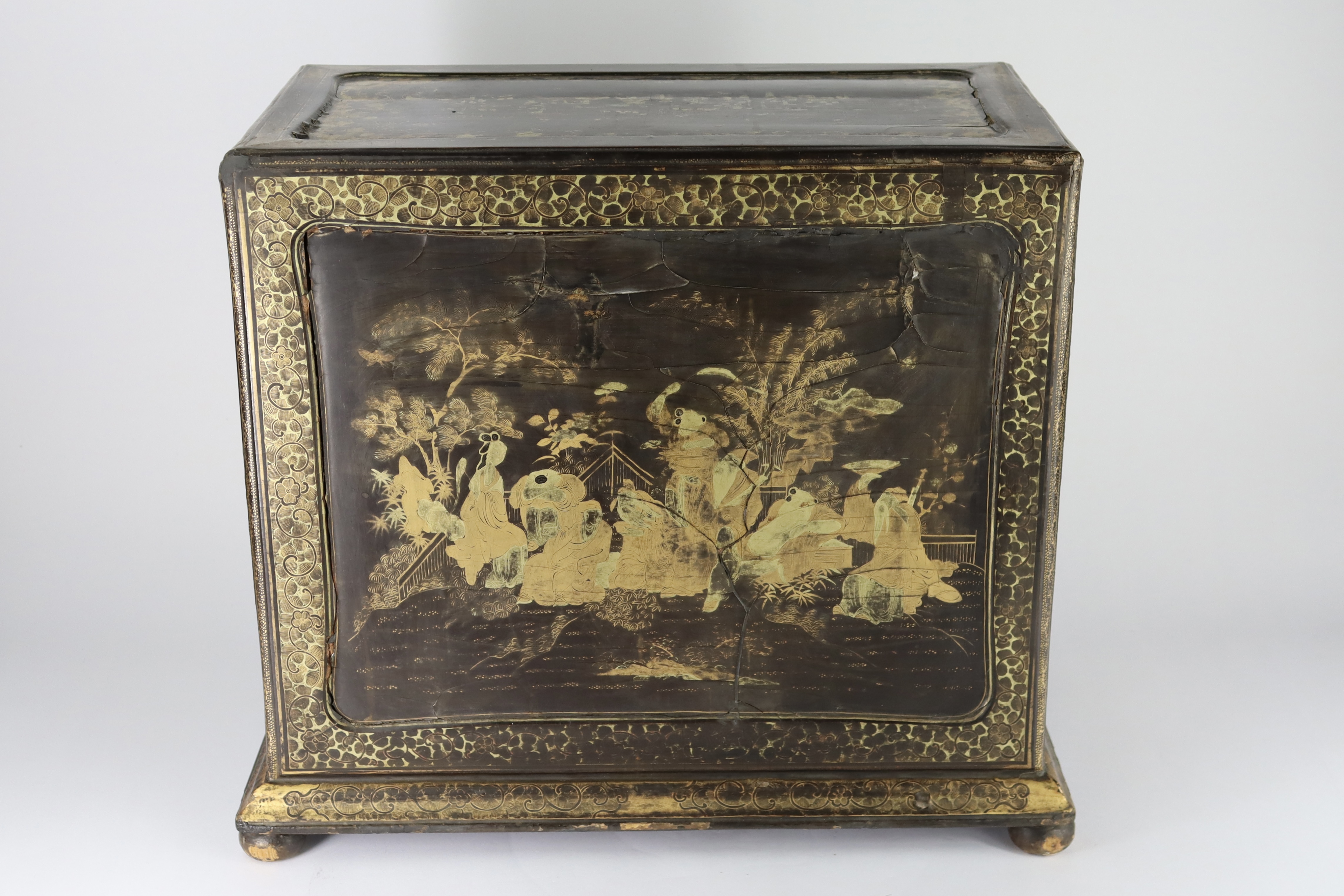 An Attractive Chinese Export Gilt Lacquer Table Cabinet, early 19th century - Image 4 of 10