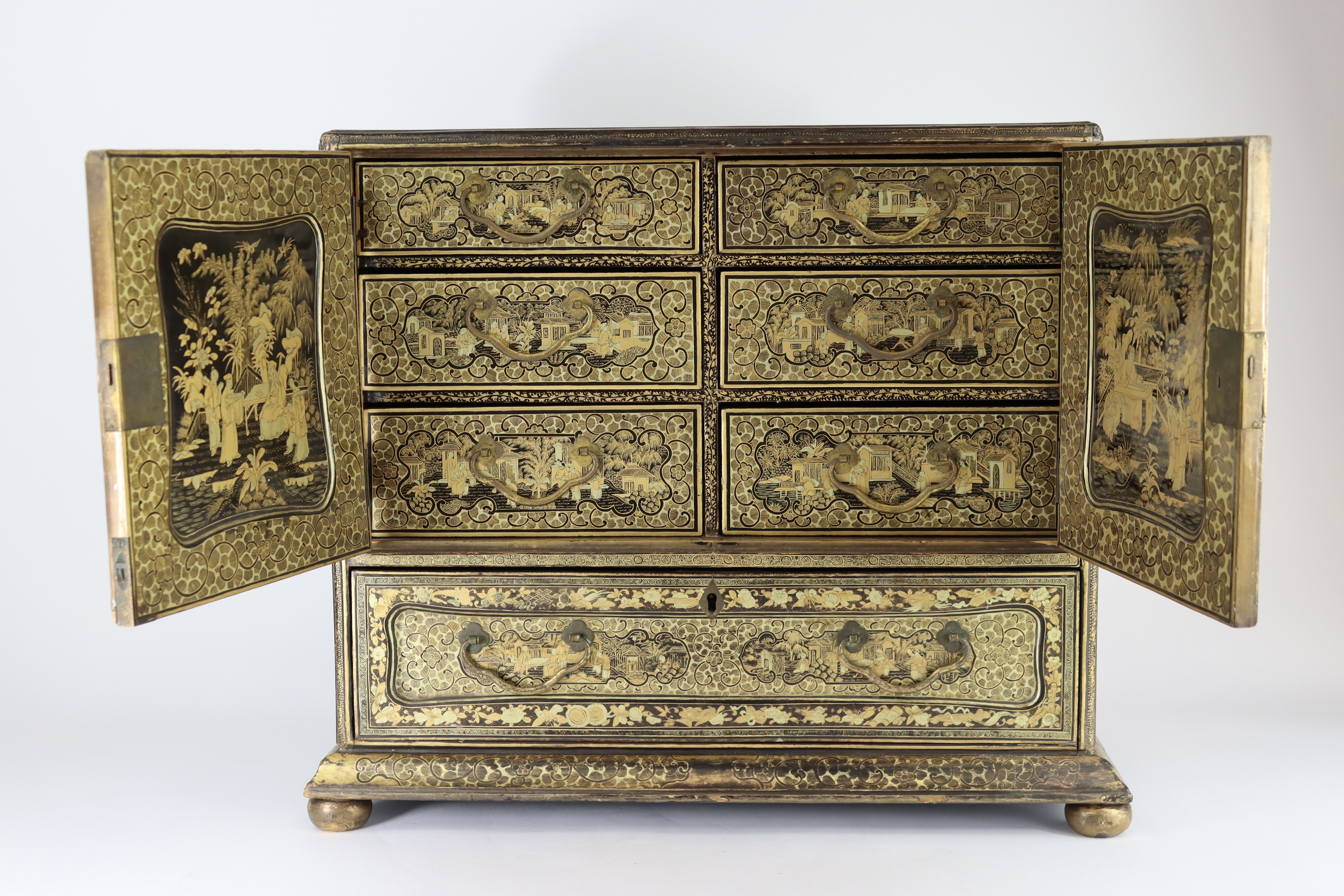 An Attractive Chinese Export Gilt Lacquer Table Cabinet, early 19th century - Image 5 of 10