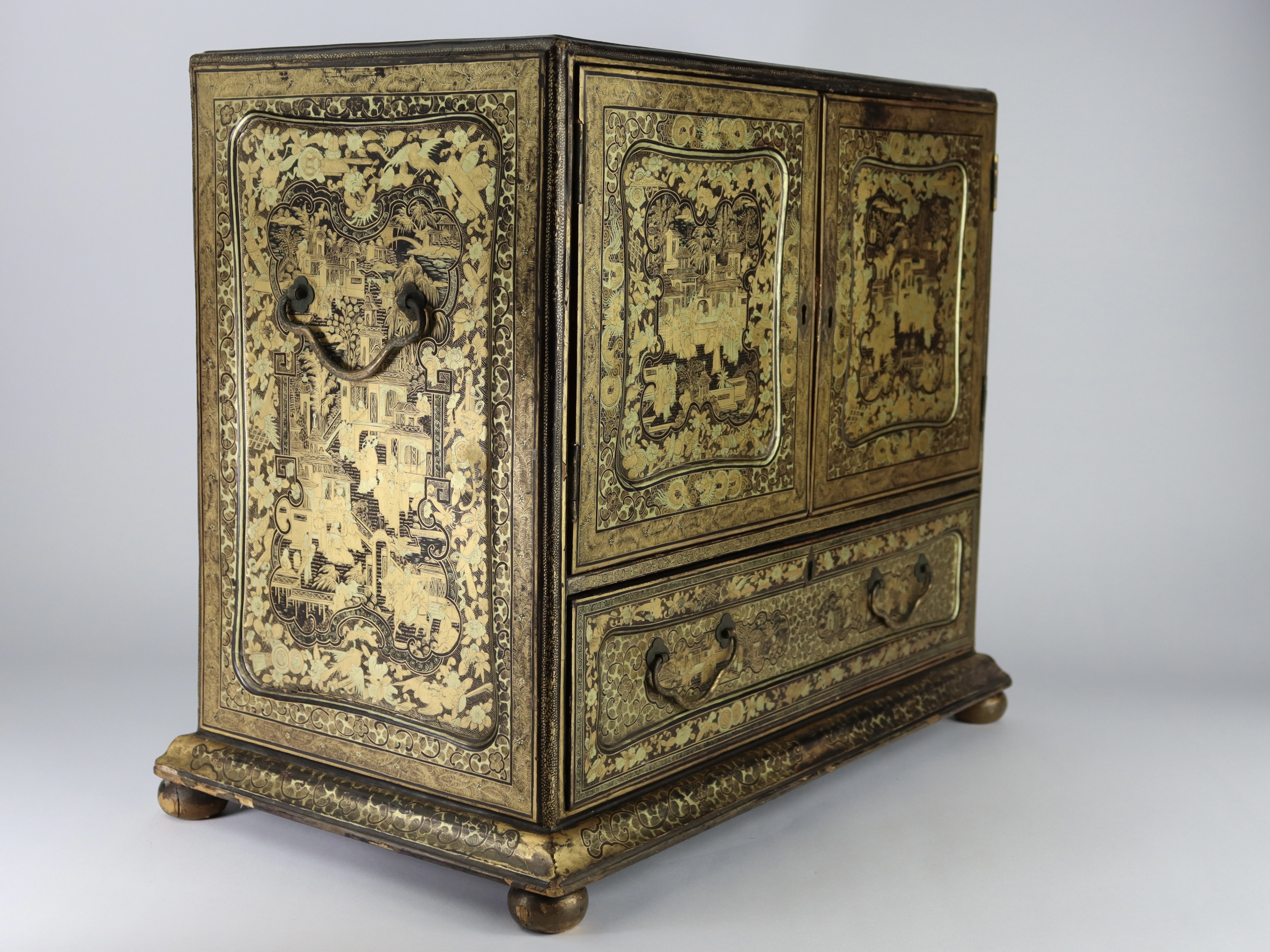 An Attractive Chinese Export Gilt Lacquer Table Cabinet, early 19th century - Image 8 of 10