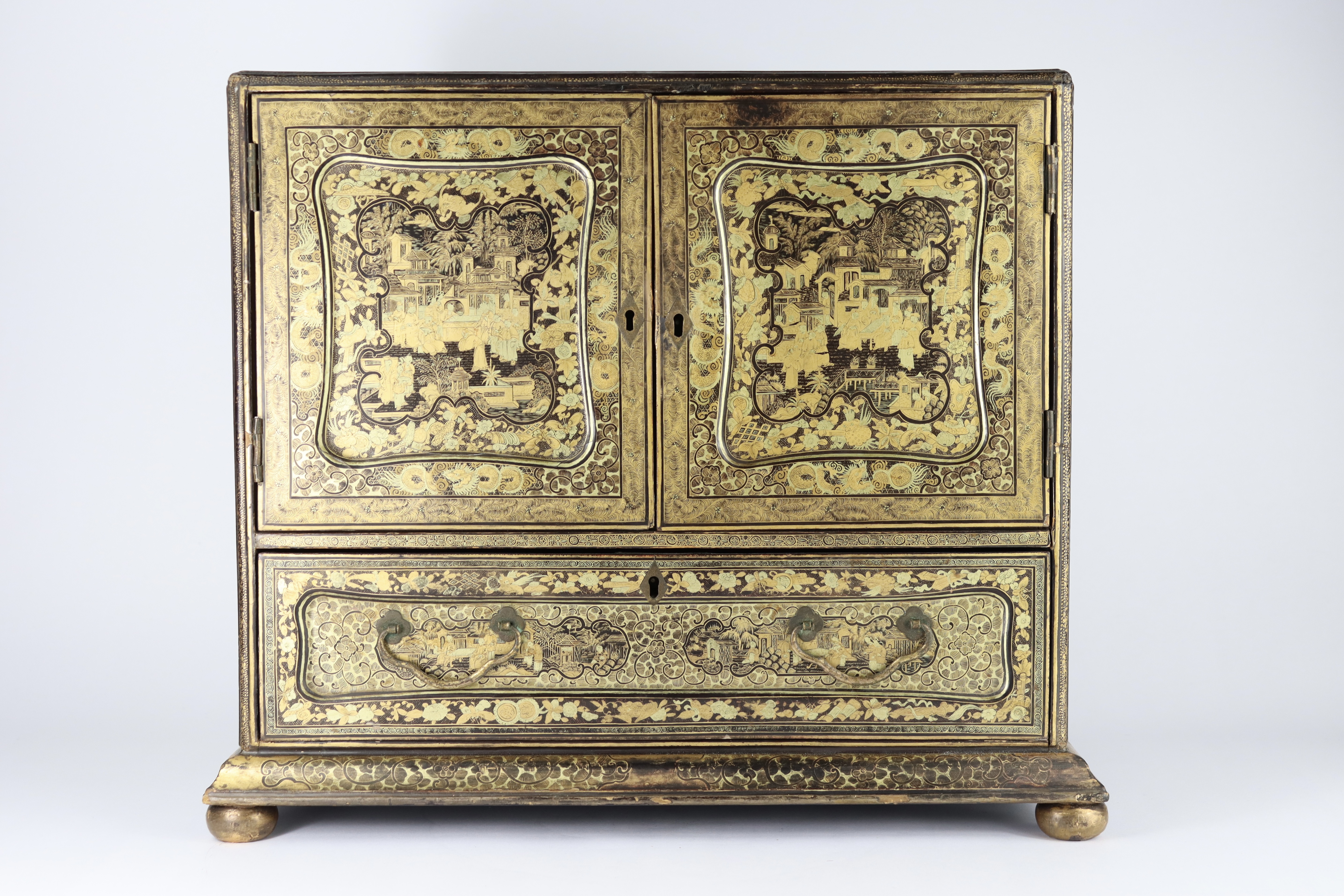 An Attractive Chinese Export Gilt Lacquer Table Cabinet, early 19th century - Image 2 of 10