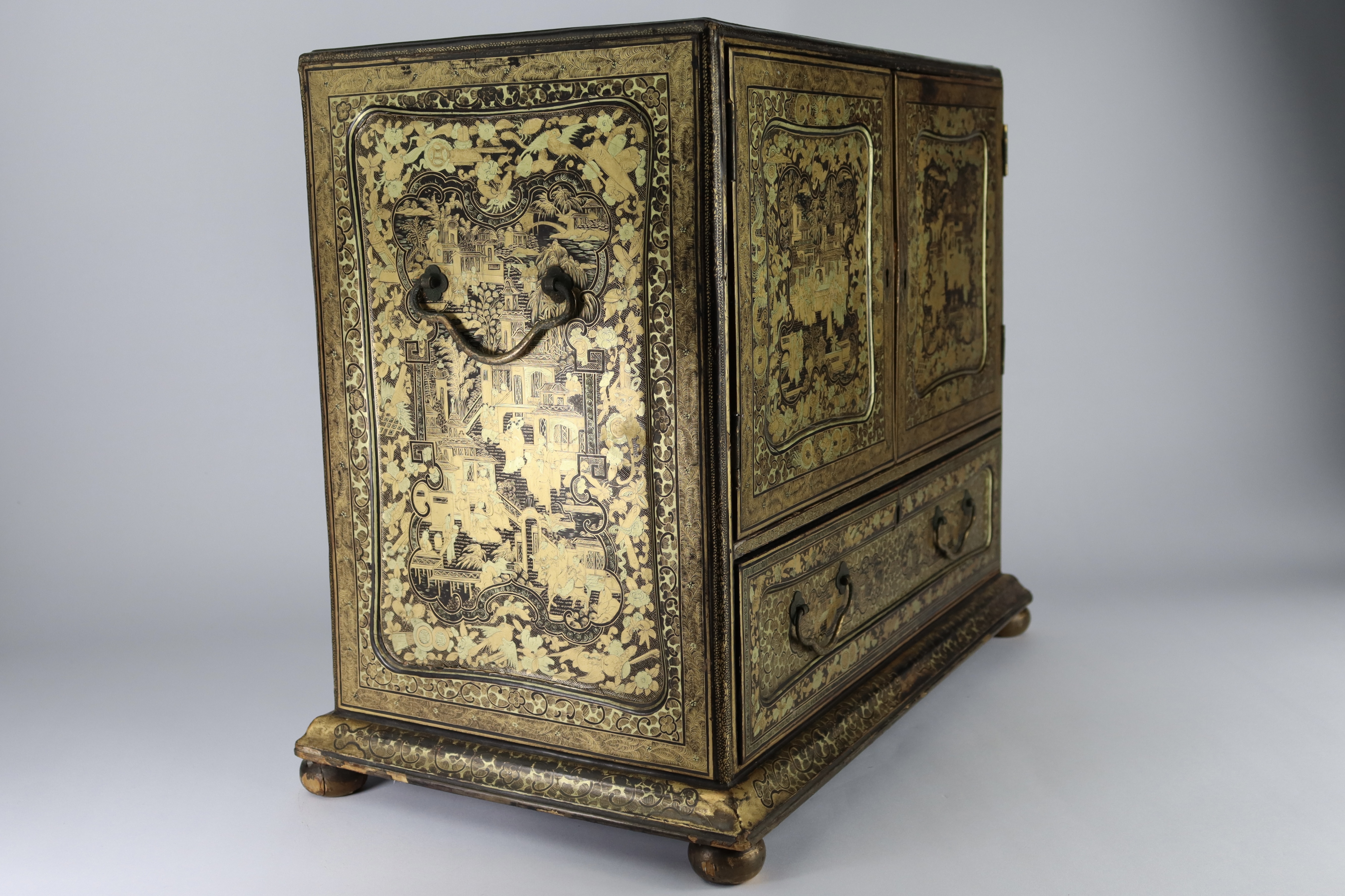 An Attractive Chinese Export Gilt Lacquer Table Cabinet, early 19th century - Image 3 of 10
