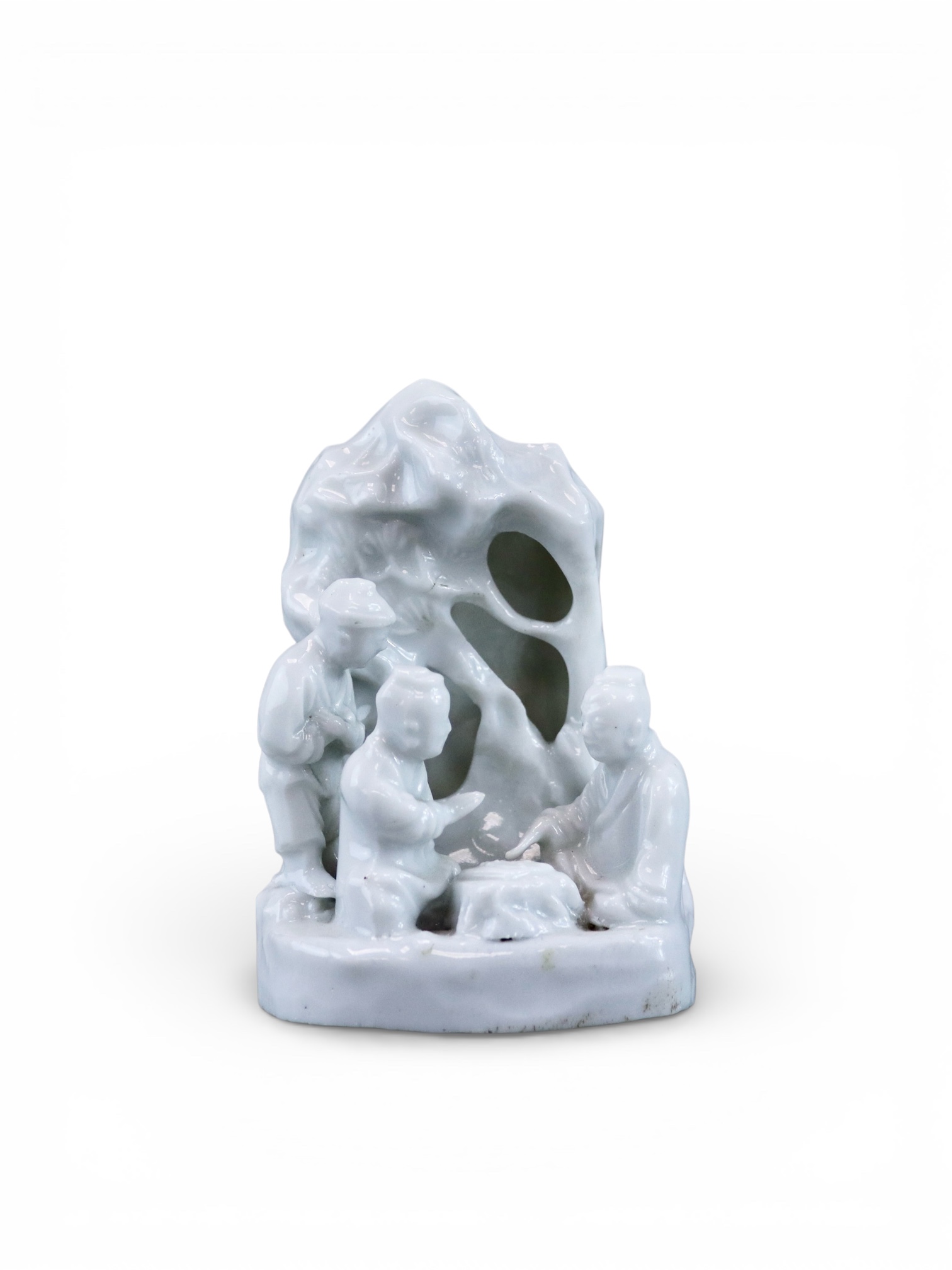 A Dehua miniature Grotto, with two Scholars playing weiqi, Kangxi